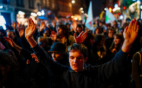 Deux cents personnalités appellent à manifester contre la loi immigration