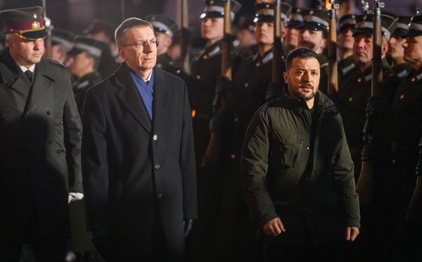 Zelensky en Estonie: des "pauses" dans le conflit aideraient la Russie