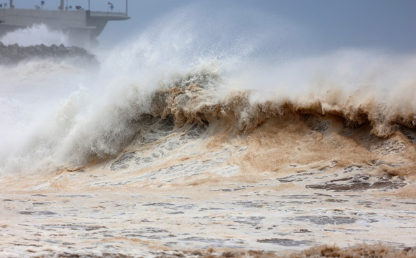 La Réunion confinée sous la menace d'un cyclone historique