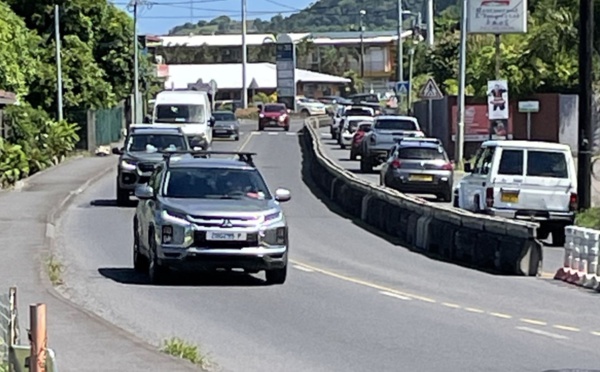 ​Le séparateur routier de Punaruu en fonction le samedi matin aussi