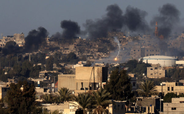 Gaza: Israël poursuit ses frappes, "médicaments contre aide" en cours d'acheminement