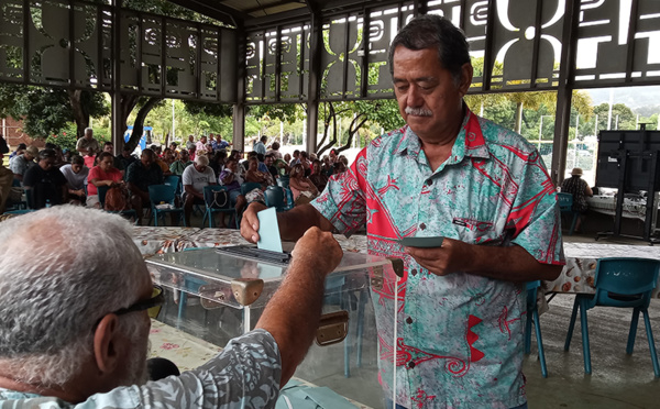 Rodolphe Apuarii presque réélu à la Fédération tahitienne de va'a