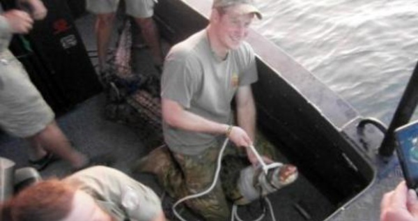 Brève rencontre du prince Harry avec un crocodile en Australie
