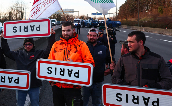 Les agriculteurs resserrent l'étau sur Paris, les tractations se poursuivent