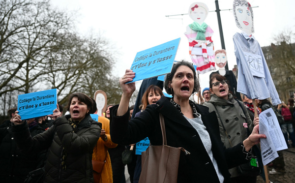 Les enseignants en grève et dans la rue pour lancer "un avertissement" à leur ministre