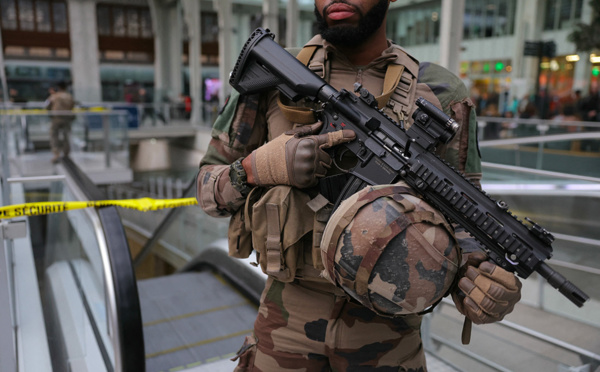 L'assaillant de la Gare de Lyon, jusque-là pas "violent", toujours en garde à vue