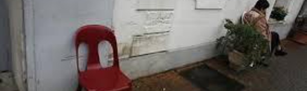 Le chef de la police de Fidji met en fuite des voleurs armé d'une chaise