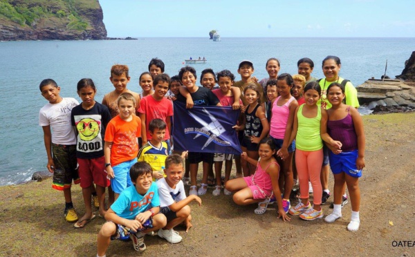 Le patrouilleur Arago conduit 280 enfants à la découverte des AME marquisiennes