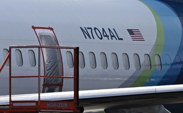Incident 737 MAX: des boulons manquaient, selon l'enquête, qui met en cause Boeing