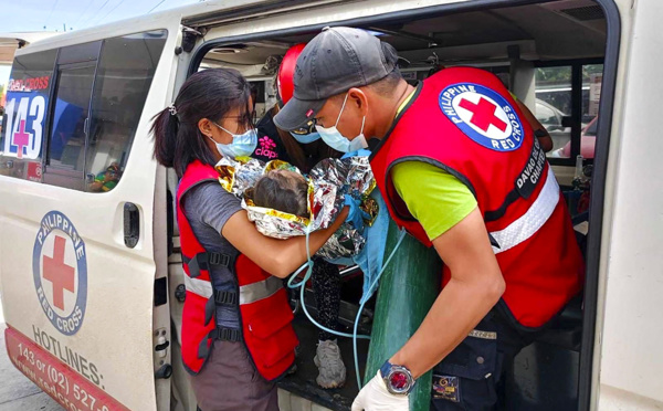 Philippines: une enfant sauvée près de 60 heures après un glissement de terrain