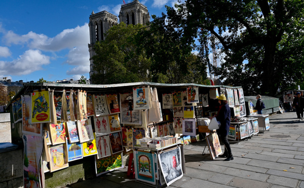 JO-2024: Macron a décidé de renoncer au déplacement des bouquinistes des quais de Seine