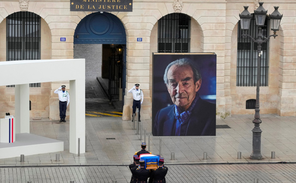 Macron rend hommage à Badinter, qui entrera au Panthéon