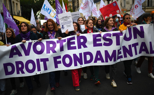 IVG dans la Constitution: premier signe d'ouverture au Sénat, avant un vote à suspense