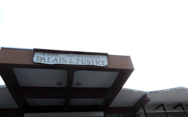 Trompée, elle frappe son tane à coups de couteaux