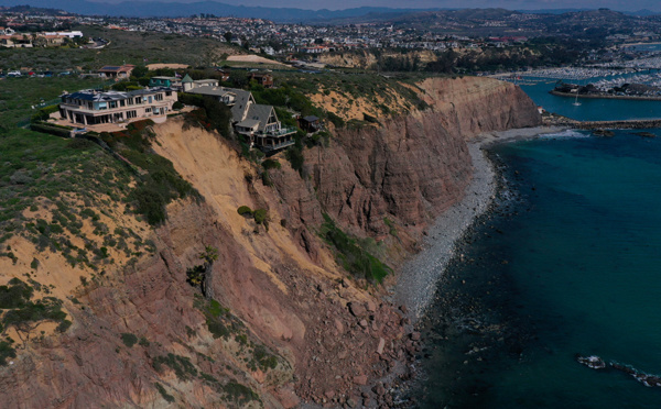 En Californie, des villas se retrouvent au bord du vide après la dernière tempête