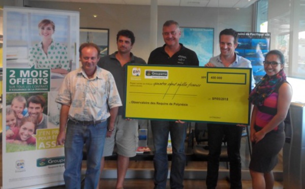Gan Assurances remet un chèque à l'Association Observatoire des Requins de Polynésie