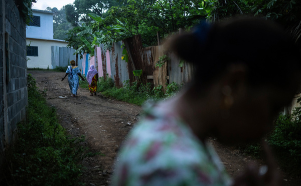A Mayotte, la débrouille dans les quartiers populaires contre l'insécurité