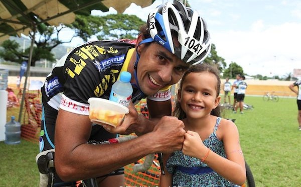 Vélo sur route - La Ronde Tahitienne : Manarii Laurent arrache la victoire pour sa mère et sa fille, malgré des crampes.