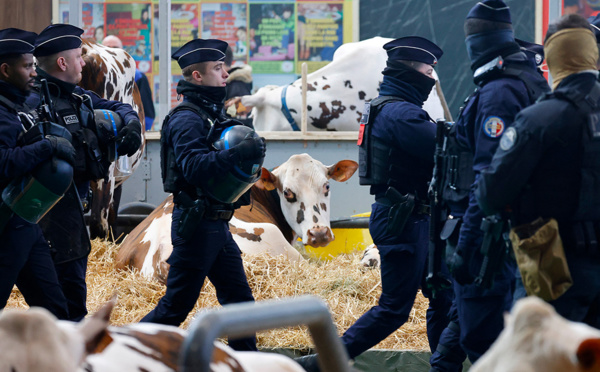 Entre heurts et annonces, journée chaotique pour Macron au Salon de l'agriculture