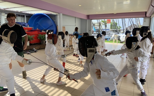 Guéguerre à fleurets tirés dans le milieu polynésien de l'escrime