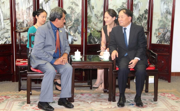 Visite officielle en Chine : Edouard Fritch rencontre le directeur de l’Aviation Civile, Li Jiaxiang,