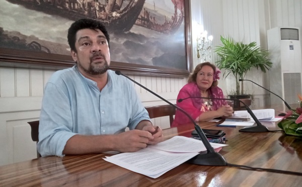 Taivini Teai et Minarii Galenon justifient leur mission à Paris