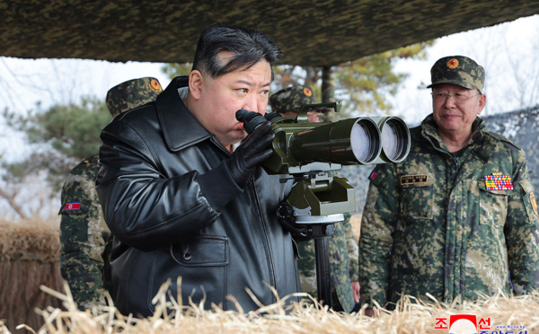 Le dirigeant nord-coréen supervise des exercices d'artillerie près de la frontière