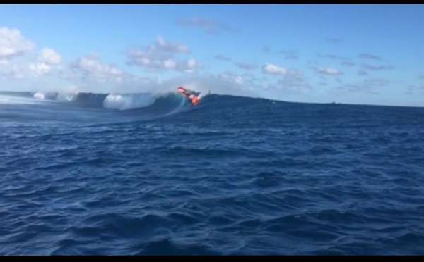 Sur la vague de Teahupo'o avec le windsurfeur Boujmaa Guilloul 