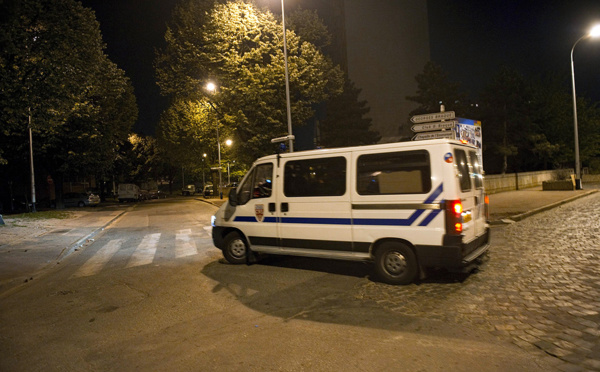 Emotion après la mort d'un jeune à scooter dans une collision avec la police