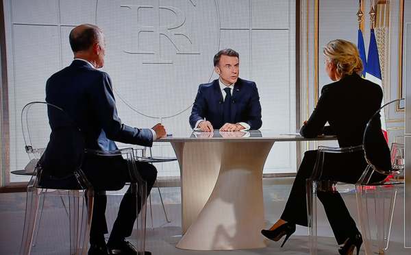 Macron: il faut être "prêts à répondre" à l'"escalade" russe, mais "jamais nous ne mènerons d'offensive"