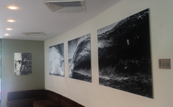 L’histoire de Taapuna, berceau du surf, s’expose à l’hôtel Te Moana