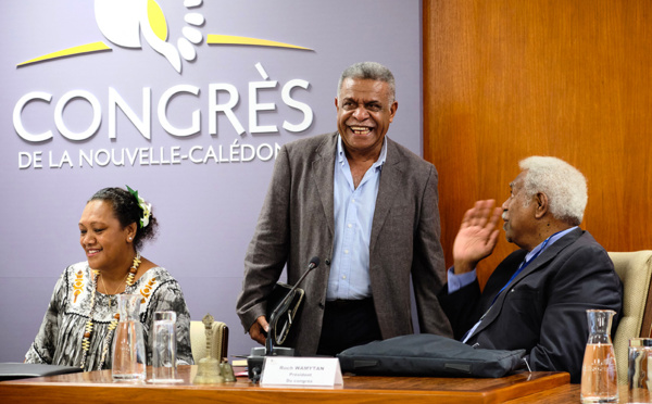 Manifestations et boycott du Congrès en Nouvelle-Calédonie sur fond de réforme fiscale contestée