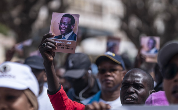 Sénégal: le candidat antisystème déclaré proche de la victoire, le camp du pouvoir conteste