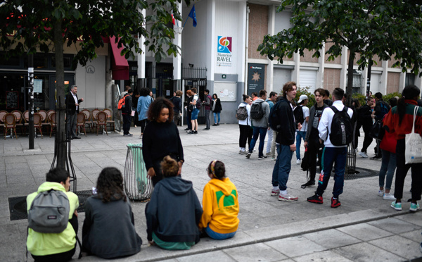 Voile à l'école: vague d'indignation après le départ d'un proviseur menacé de mort