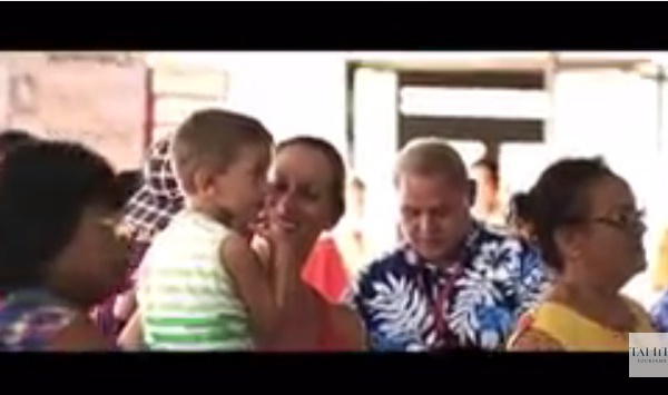 L'accueil à l'aéroport pour promouvoir le fenua (vidéo)