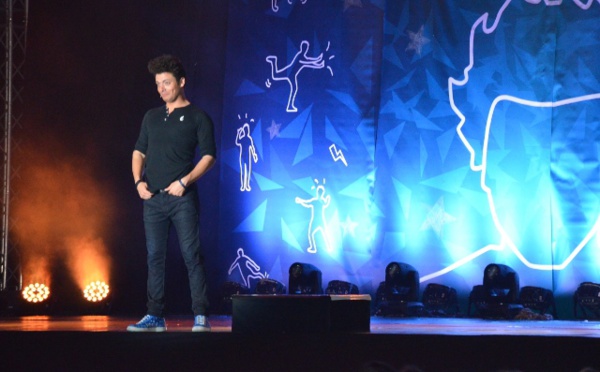 Le stade de la Punaruu plié de rire grâce à Kev Adams