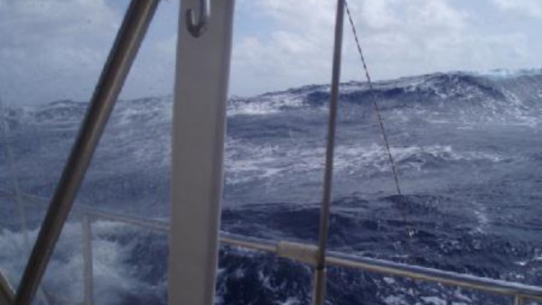 Un couple de plaisanciers remorqués à Rangiroa par les sauveteurs en mer