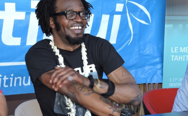 Tété : une voix et trois guitares sur scène