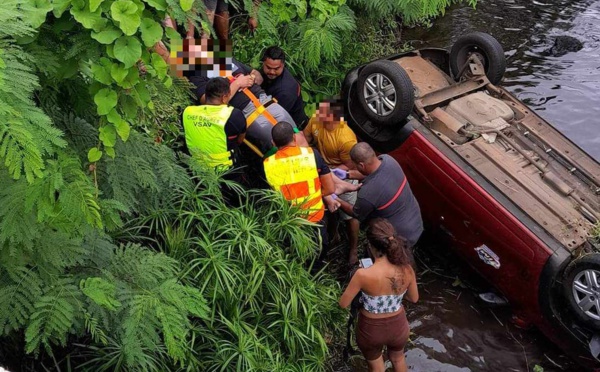 Deux passagers miraculés suite à une impressionnante sortie de route à Papara