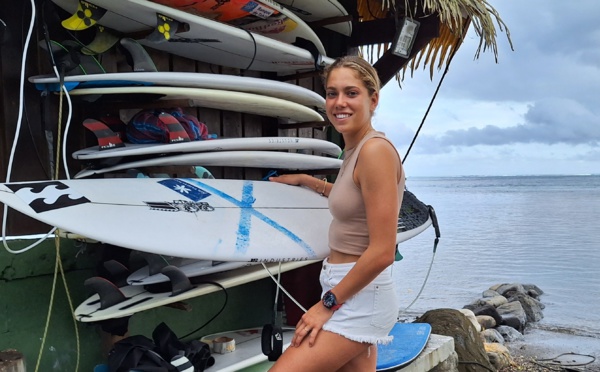 Aelan Vaast, surfeuse pro et étudiante