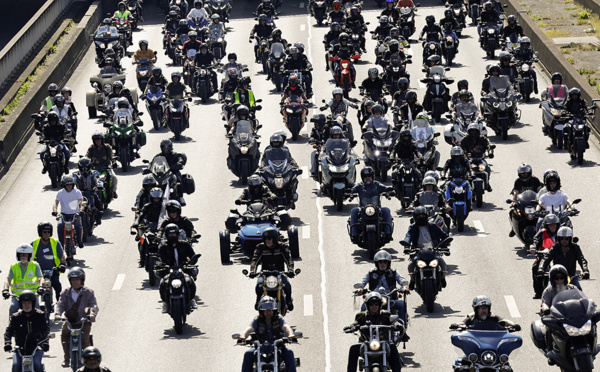 Plusieurs dizaines de milliers de motards défilent contre le contrôle technique