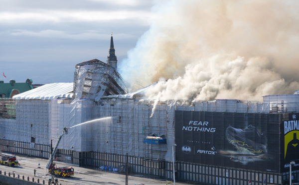 Danemark: les pompiers à l'oeuvre pour éteindre l'incendie de l'ancienne Bourse