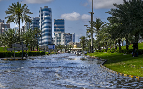 Reprise progressive du trafic à l'aéroport de Dubaï, toujours inondé