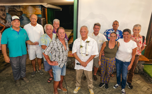 Hommage aux “tontons surfeurs”