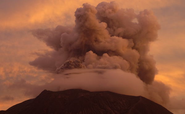 Volcan Ruang: l'Indonésie abaisse le niveau d'alerte, rouvre un aéroport