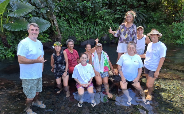 Quelques bénéficiaires entourés des membres du comité du tourisme de Teva i Uta (Crédit : Anne-Charlotte Lehartel). 