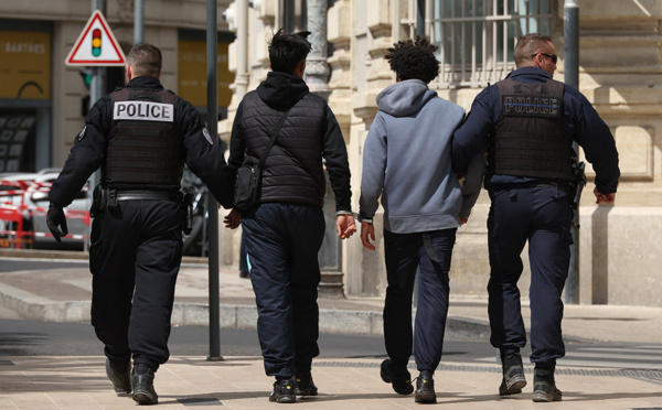 Béziers instaure un couvre-feu pour les moins de 13 ans, Nice promet de faire de même