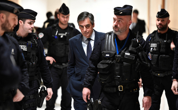 Emplois fictifs: définitivement coupable, François Fillon va voir sa peine réexaminée