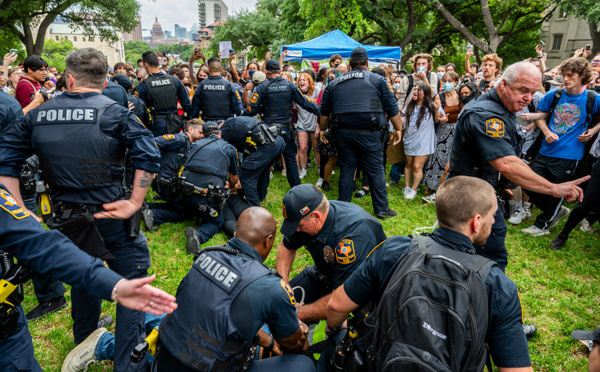 Gaza: face-à-face tendu entre la police et des centaines d'étudiants du Texas