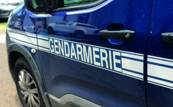 ​Il asperge sa compagne avec de l'essence